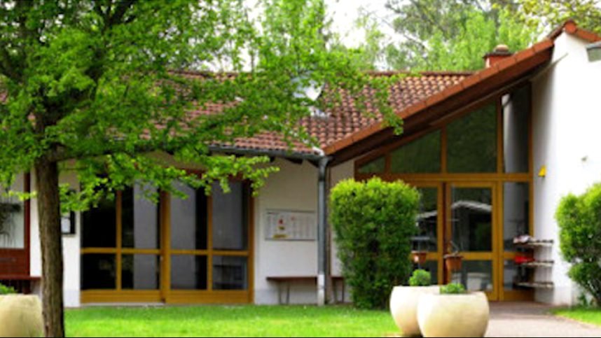 Das Clubhaus mit Terrasse